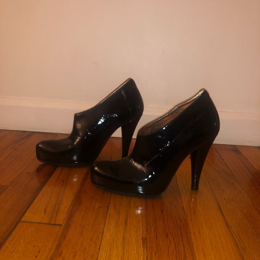 100% AUTHENTIC Dolce and Gabbana Black Patent Leather Shoes/booties US 5, EUR 35